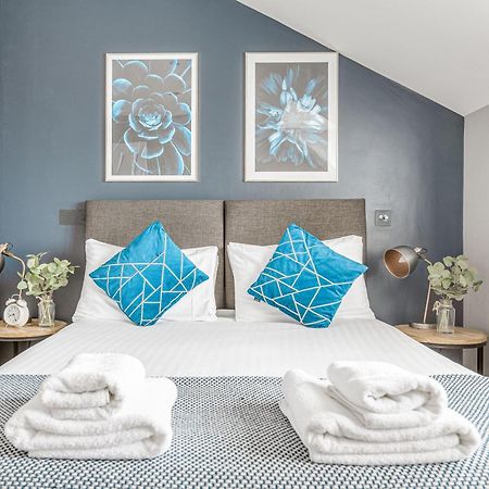 Stylish 1 Bed Apt , Central , Pkg, Perfect For Long Stays อีแกม ภายนอก รูปภาพ