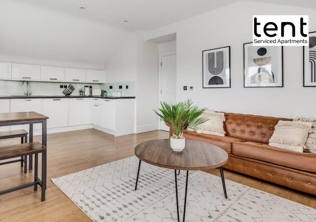 Stylish 1 Bed Apt , Central , Pkg, Perfect For Long Stays อีแกม ภายนอก รูปภาพ