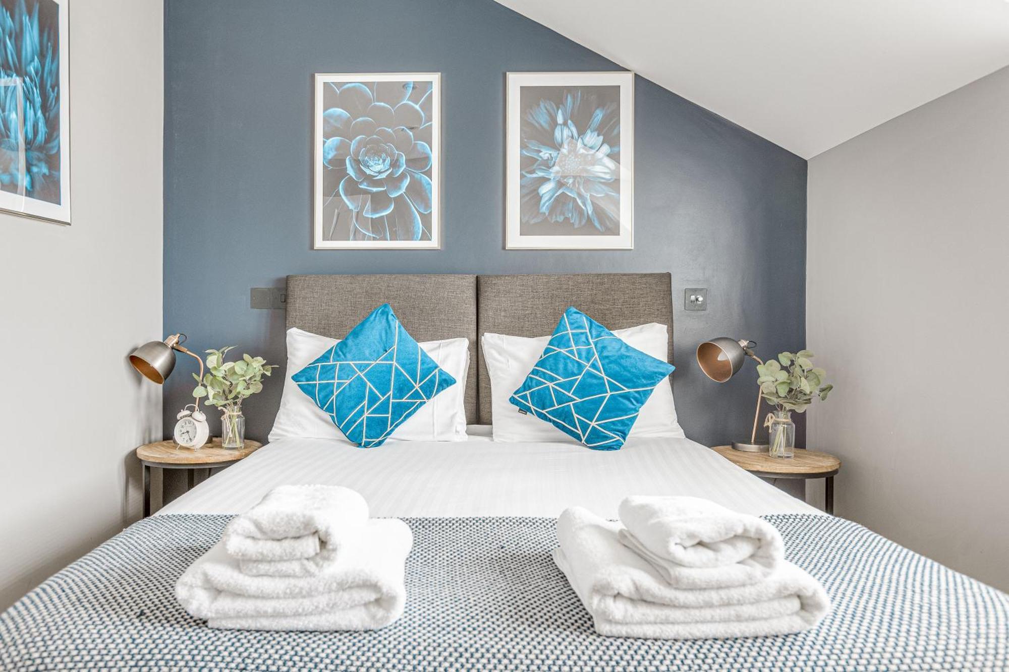 Stylish 1 Bed Apt , Central , Pkg, Perfect For Long Stays อีแกม ภายนอก รูปภาพ